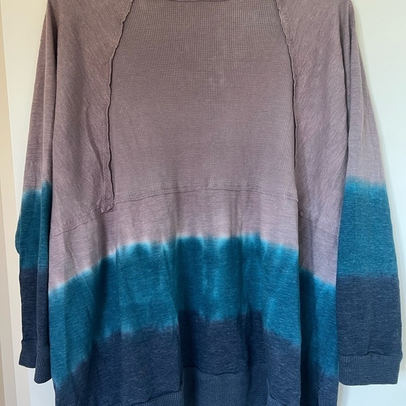 Hummingbird Ombre Oversized Pullover V-Neck - Large - Picture 7 of 10